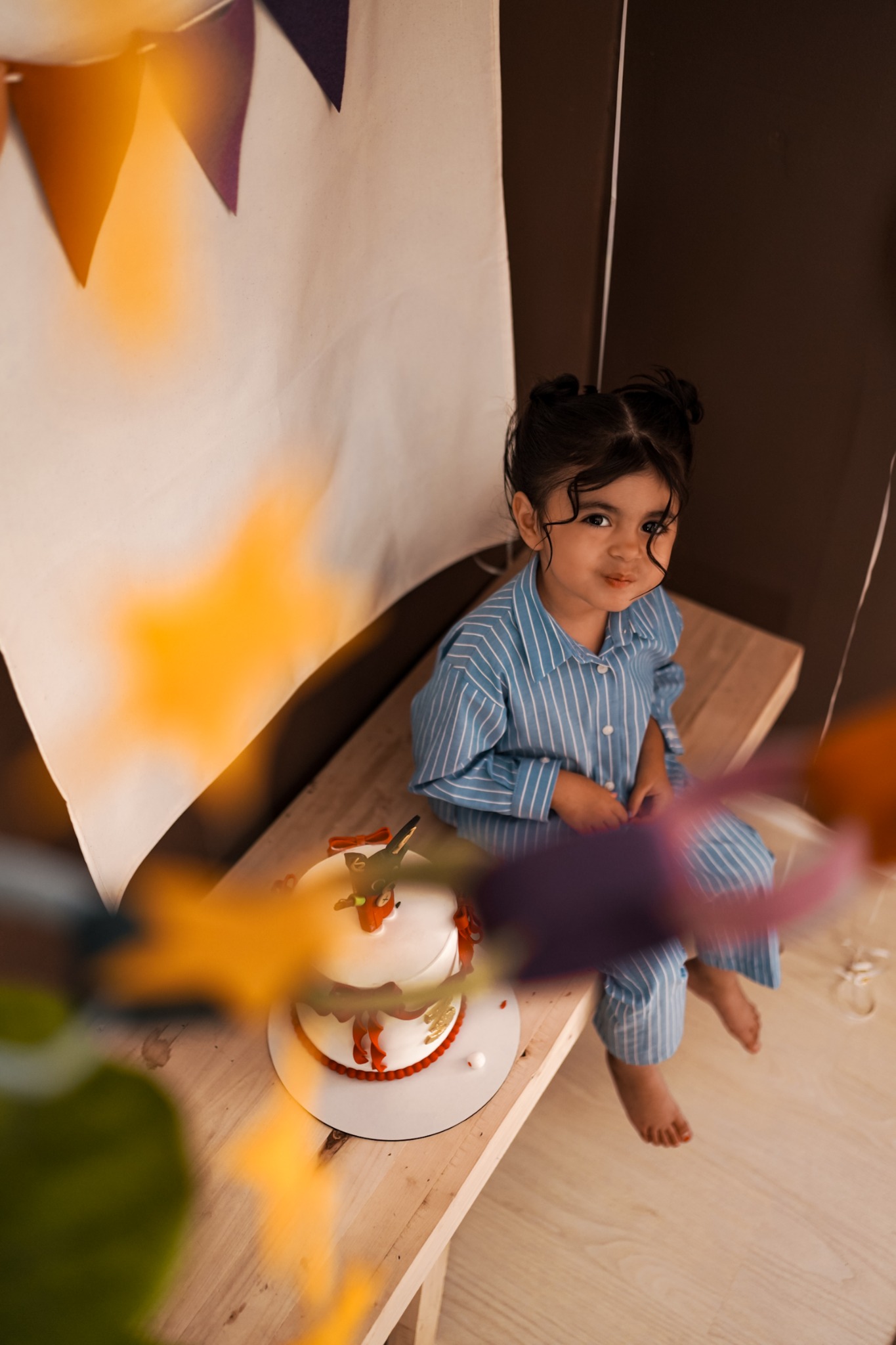 کودک کنار کیک تولد