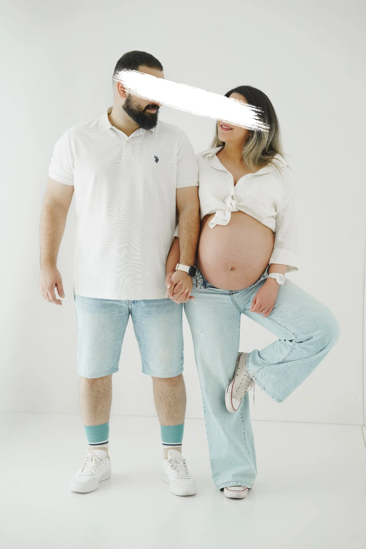 عکاسی بارداری با لباس سفید و نور نرم